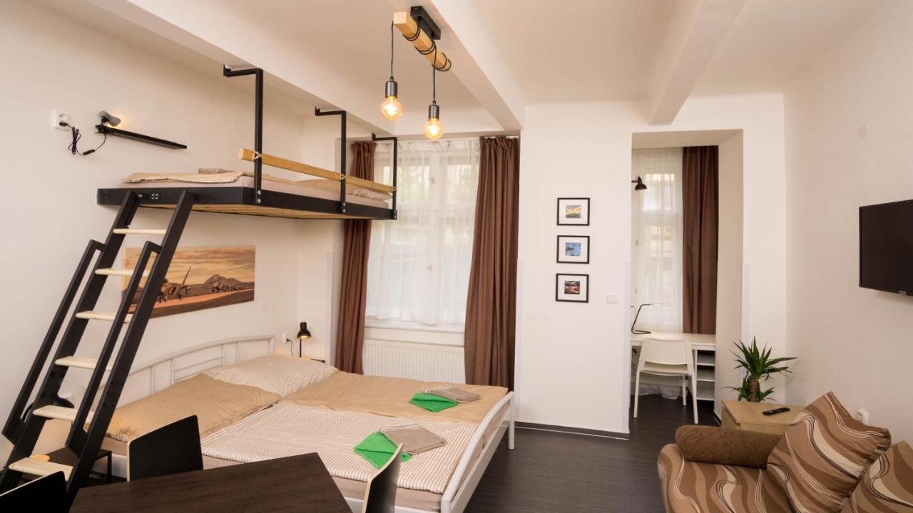 Flying Bed Apartment Close To Prague Castle And Airport Exterior foto